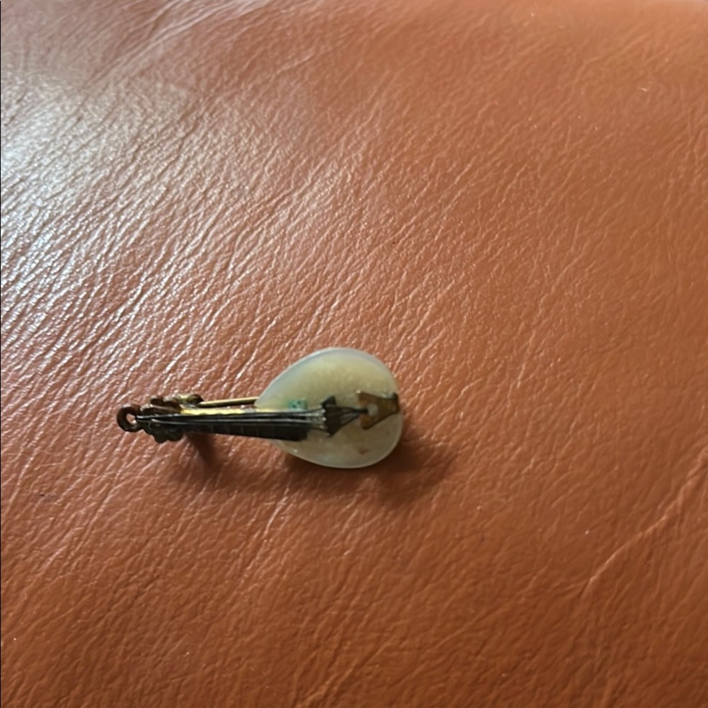 Elegant Gold and Cream Guitar Brooch - Picture 1 of 3